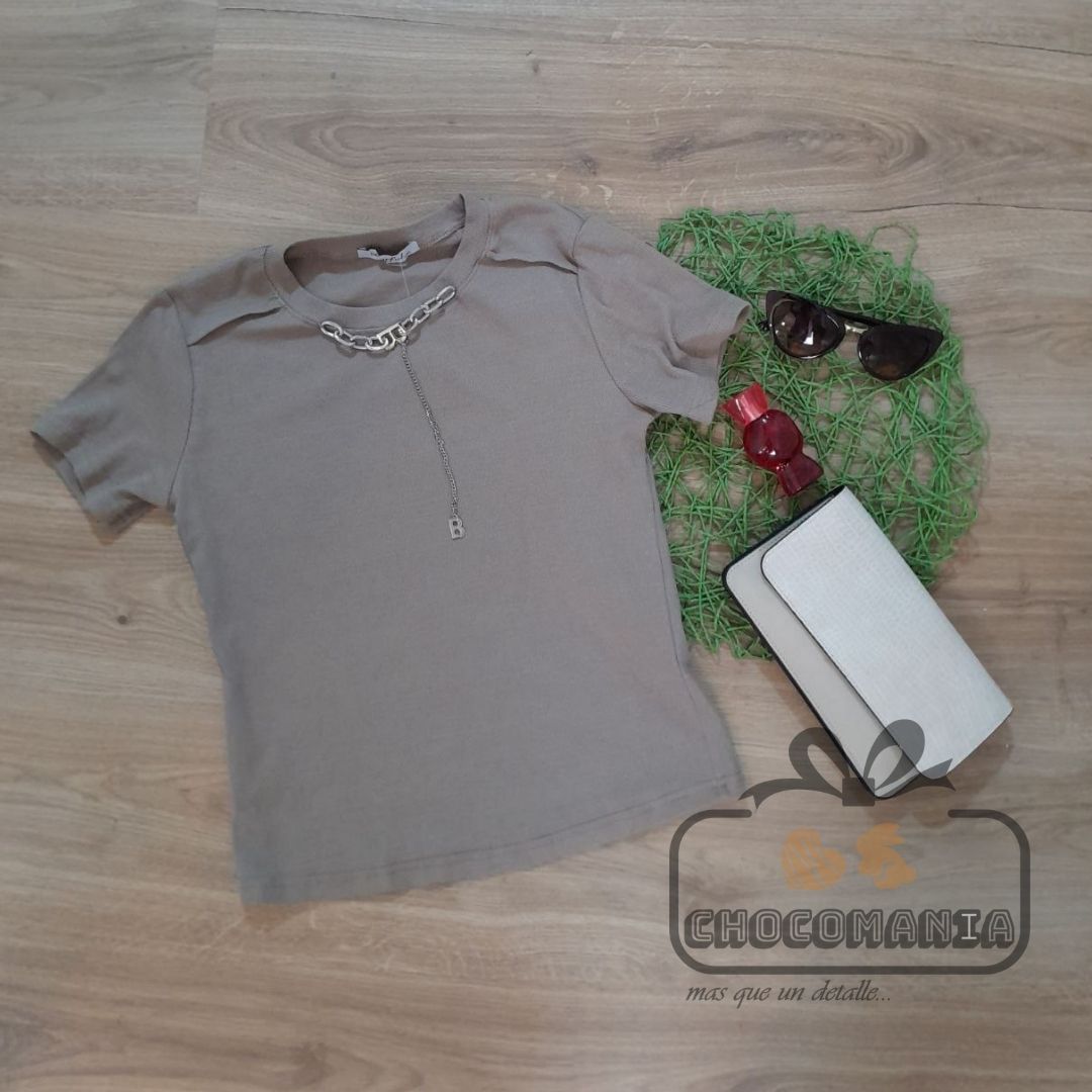 00.1 CAMISETA CON CADENA