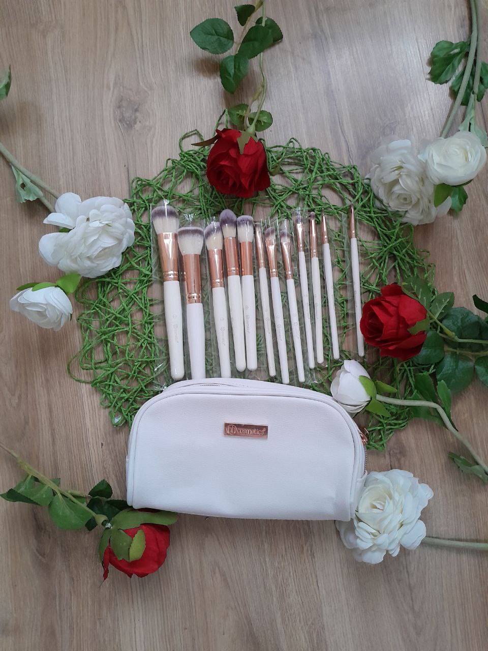BOLSA PARA MAQULLAJE CON 12 BROCHAS
